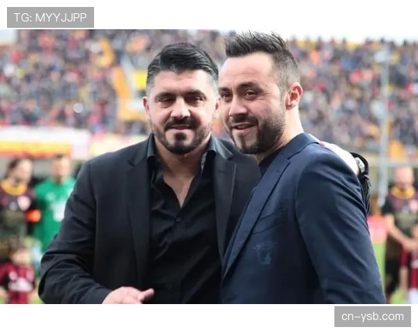 特写镜头：马赛主帅加图索在场边怒摔水瓶，因一次争议越位判罚